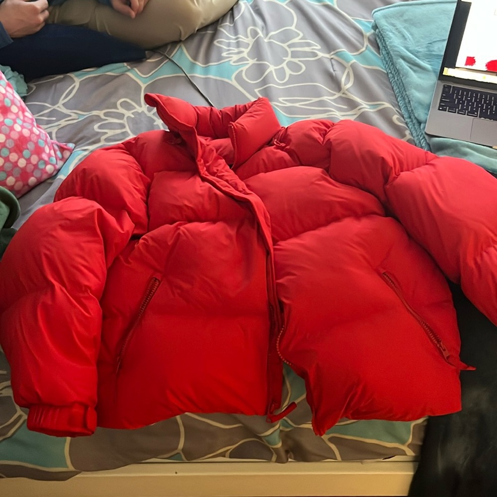 Red ARITIZA mega puff